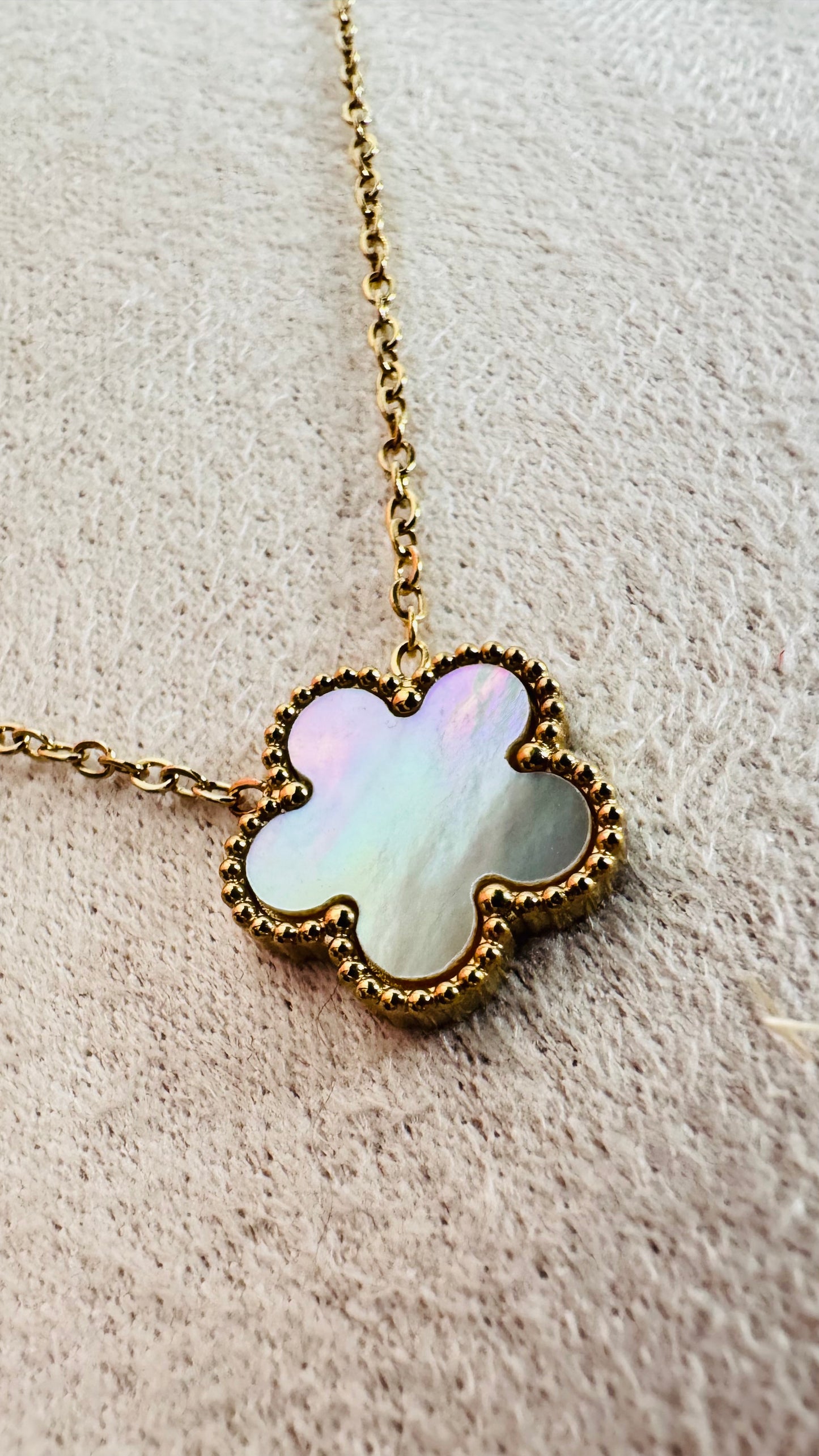 Collier " Fleur de nacre " Doré