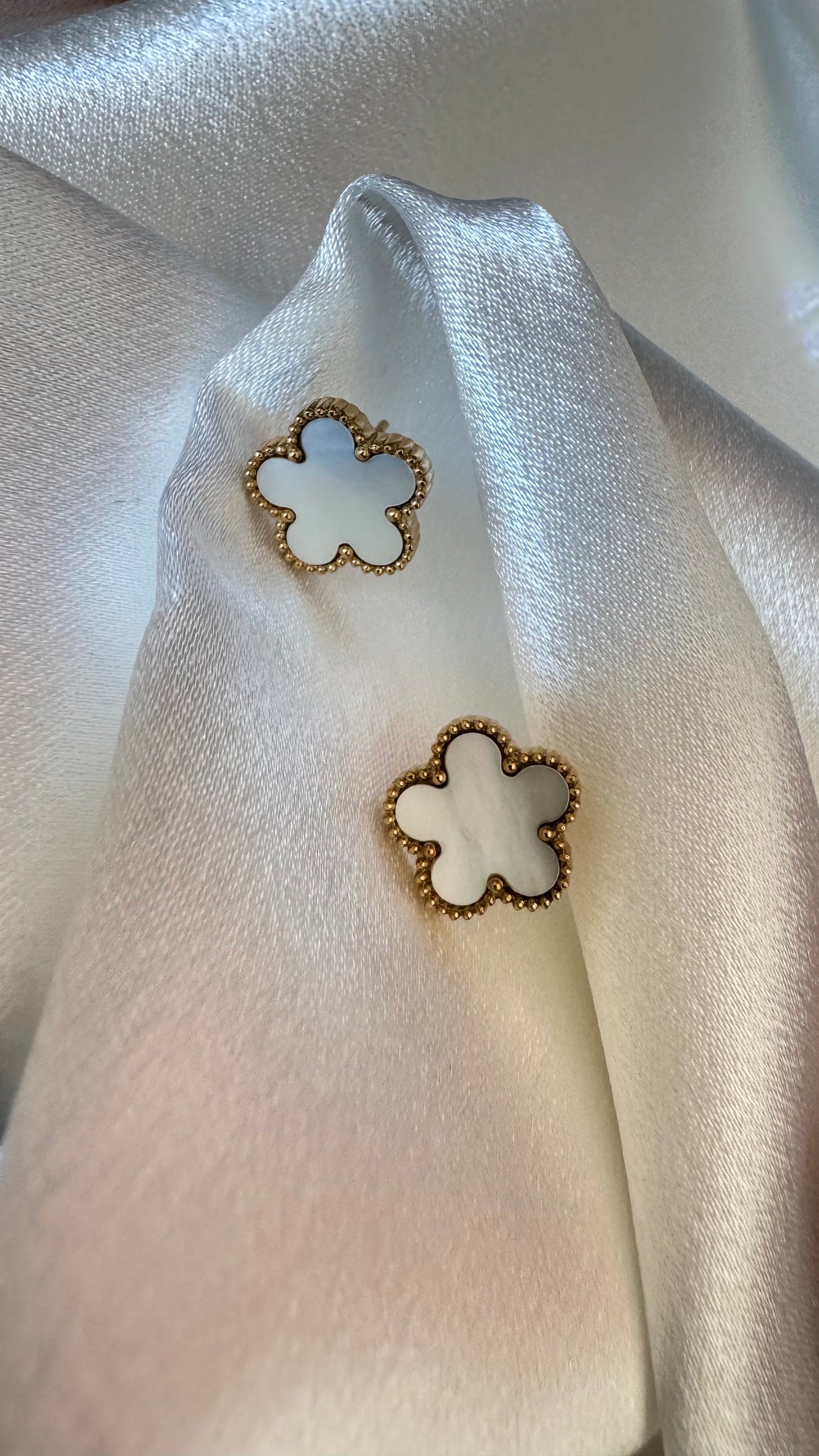 Boucles d'oreilles " Fleurs de nacre " Doré