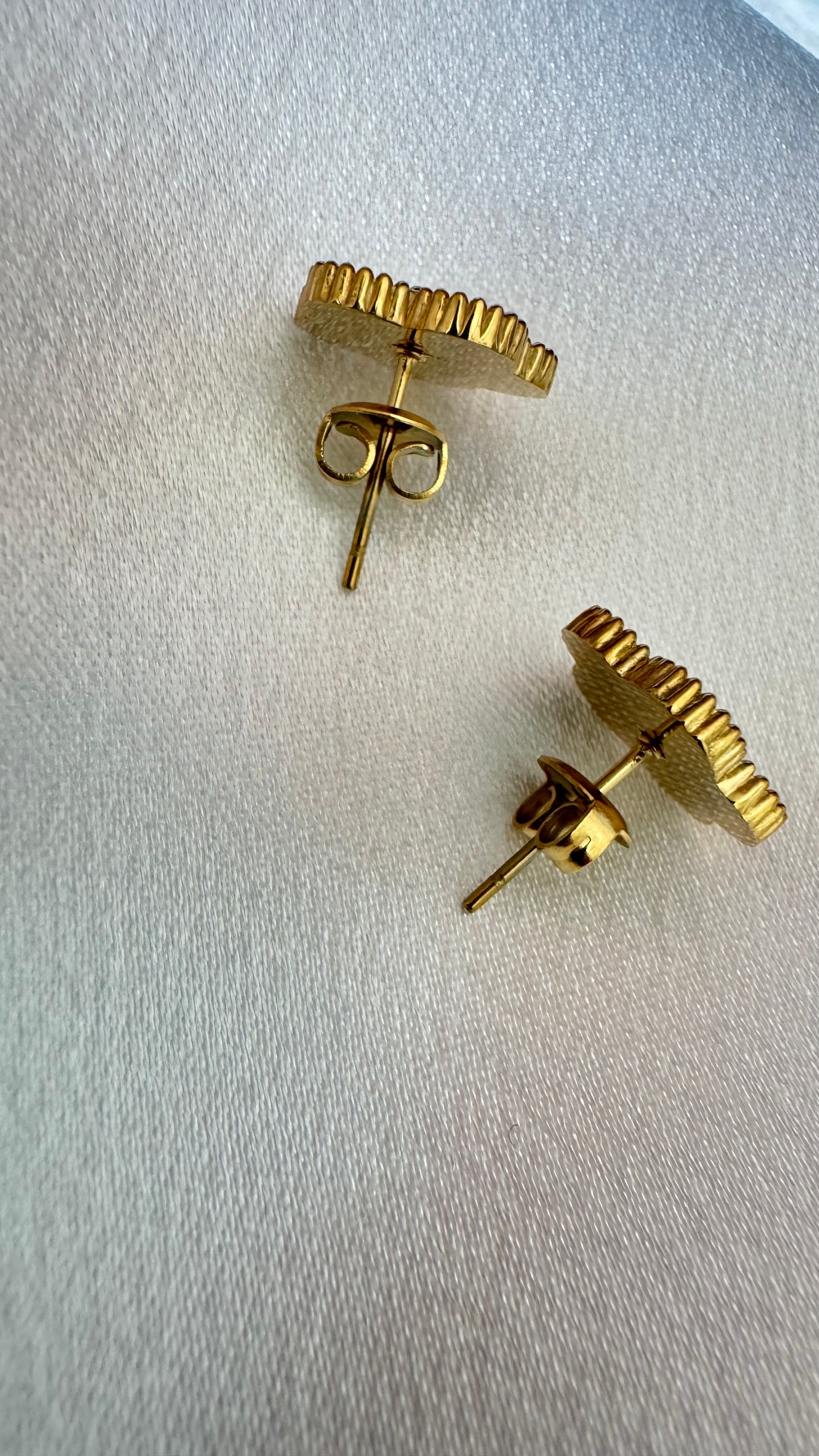 Boucles d'oreilles " Fleurs de nacre " Doré