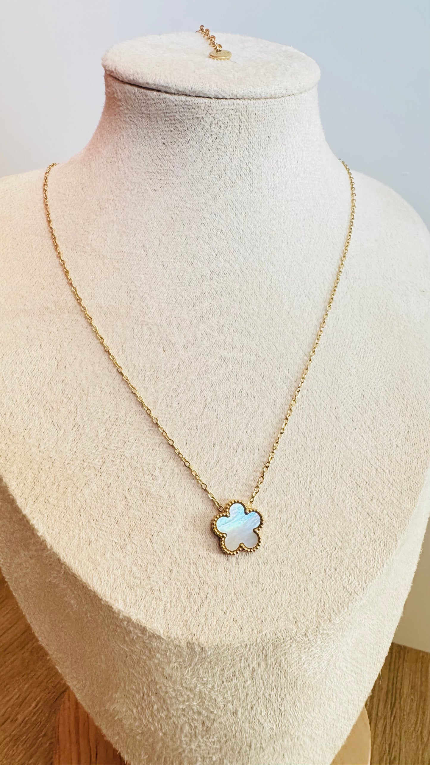 Collier " Fleur de nacre " Doré